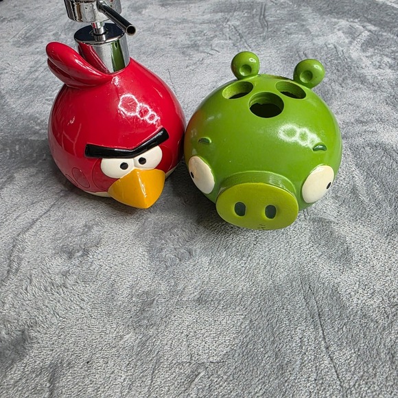 Rovio Entertainment Other - Angry Birds Green Pig/Red Bird Ceramic Bathroom Toothbrush Holder/Soap